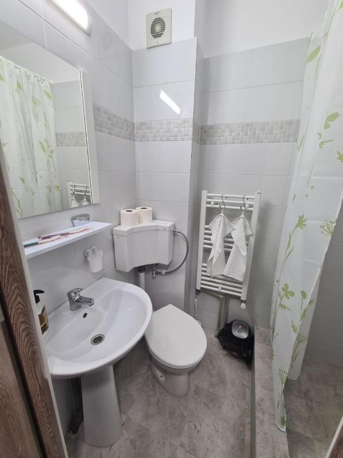 Garsoniera Luxury Kevin Apartment Pitesti Exterior photo
